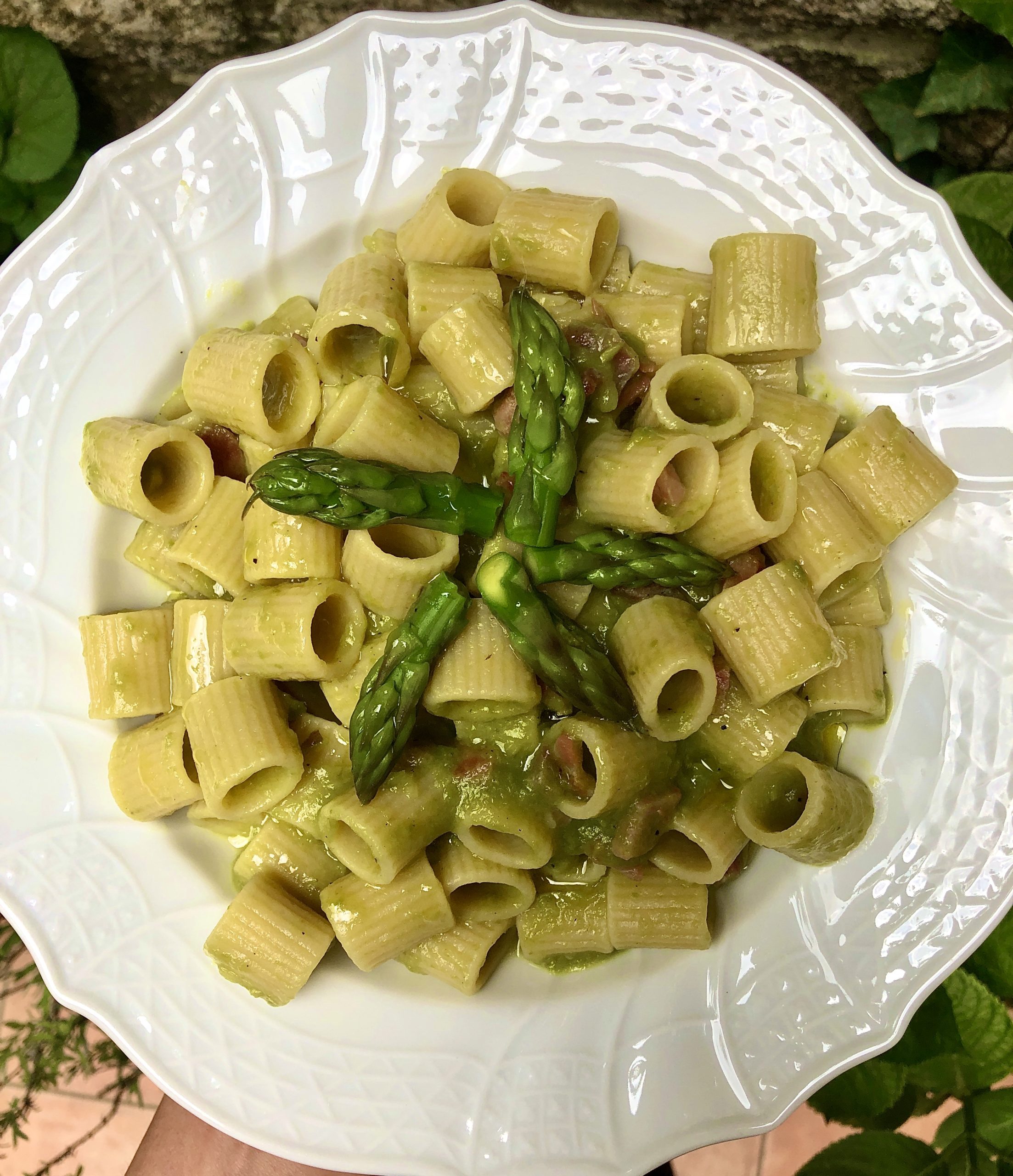 Lunette ai 4 formaggi su crema di asparagi con croccante di